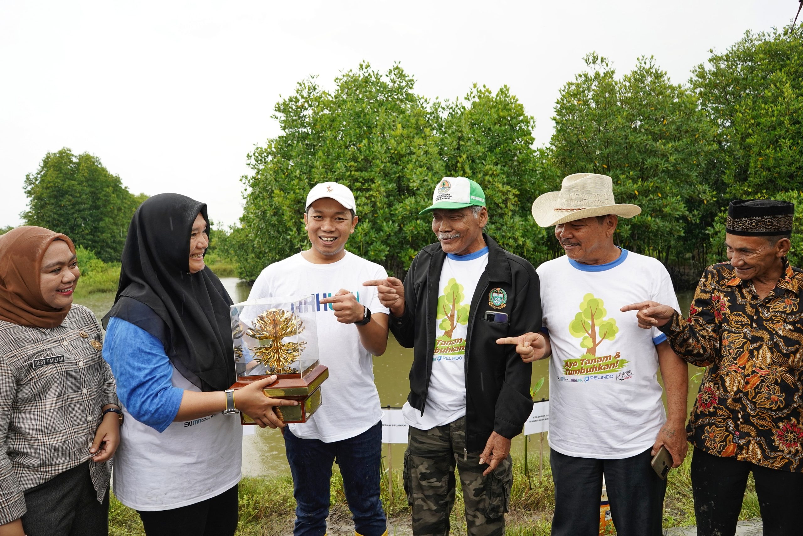 Direktur Utama Pelindo Multi Terminal, Drajat Sulistyo, perwakilan dari Regional Head 1 PT Pelabuhan Indonesia (Persero), Kasih Dwiyanti, Camat Belawan, Subhan Fajri Harahap, dan para Penggiat Lingkungan penerima Kalpataru yg berasal dari Sumatera Utara, bersama-sama menanam 1000 bibit mangrove di area Hutan Mangrove/Budidaya Sicanang, Belawan, pada Jum'at, 9 Desember 2022.